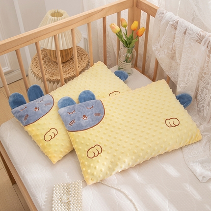 91家纺网 家纺一手货源 找家纺 织布人 2023新款枕芯幼儿园儿童学生枕猫咪刺绣豆豆绒安抚枕枕套+枕芯 豆豆猫咪枕-奶油色