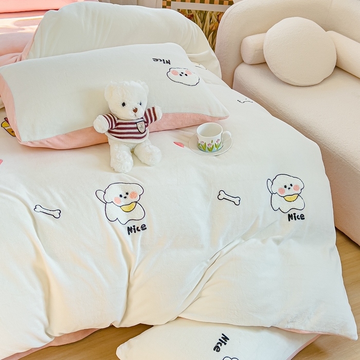 91家纺网 家纺一手货源 找家纺 米瑞娜 2024新款纯色毛巾绣牛奶绒四件套 皮皮狗-奶白拼粉玉