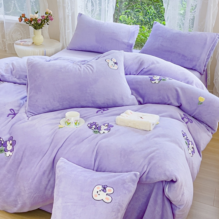 91家纺网 家纺一手货源 找家纺 米瑞娜 2024新款纯色毛巾绣牛奶绒四件套 安妮宝贝-紫