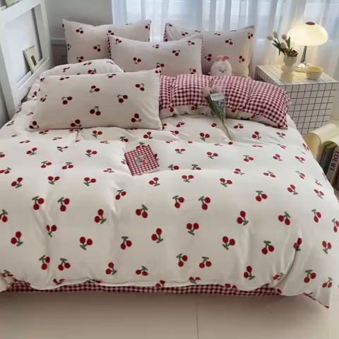 91家纺网 家纺一手货源 找家纺 桃子 2023新款ins小清新韩系可爱卡通奶油兔子加厚牛奶绒系列四件套详情第三批 绒-红格樱桃