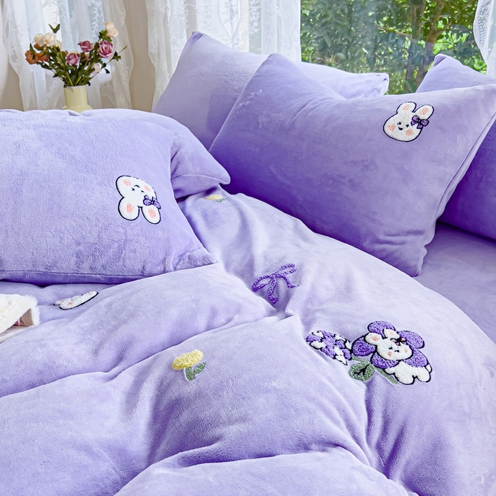 91家纺网 家纺一手货源 找家纺 米瑞娜 2024新款纯色毛巾绣牛奶绒四件套 安妮宝贝-紫