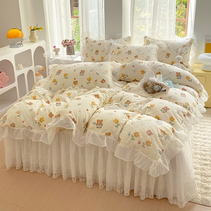 91家纺网 家纺一手货源 找家纺 罗艺轩家纺2024新款全棉蕾丝夹棉床裙忆江南系列-四件套 忆江南~安妮小熊
