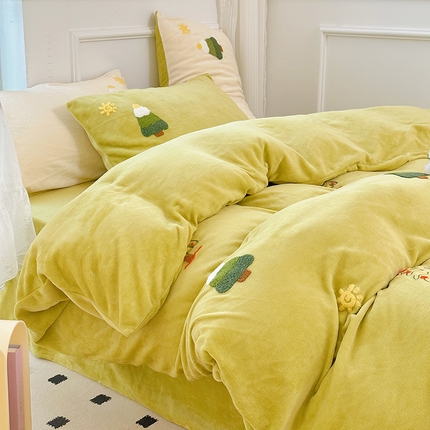 91家纺网 家纺一手货源 找家纺  2023新款牛奶绒毛巾绣四件套 圣诞树