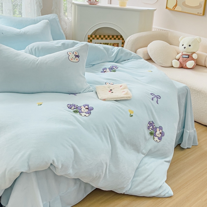 91家纺网 家纺一手货源 找家纺 米瑞娜 2024新款纯色毛巾绣牛奶绒四件套 安妮宝贝-蓝