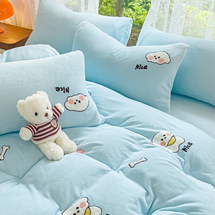 91家纺网 家纺一手货源 找家纺 米瑞娜 2024新款纯色毛巾绣牛奶绒四件套 皮皮狗-蓝