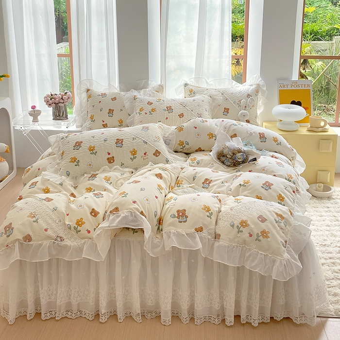 91家纺网 家纺一手货源 找家纺 罗艺轩家纺2024新款全棉蕾丝夹棉床裙忆江南系列-四件套 忆江南~安妮小熊