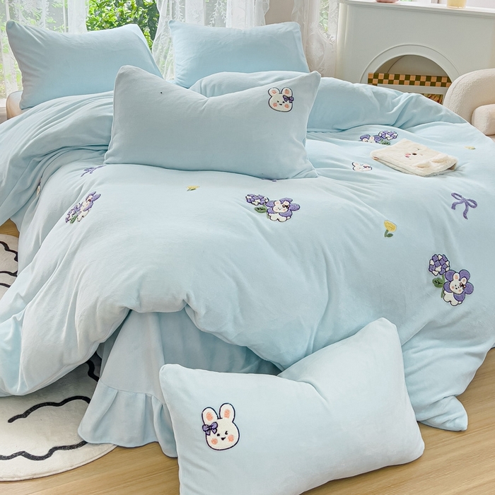 91家纺网 家纺一手货源 找家纺 米瑞娜 2024新款纯色毛巾绣牛奶绒四件套 安妮宝贝-蓝