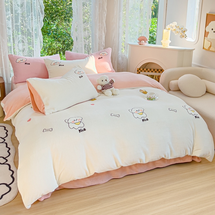 91家纺网 家纺一手货源 找家纺 米瑞娜 2024新款纯色毛巾绣牛奶绒四件套 皮皮狗-奶白拼粉玉