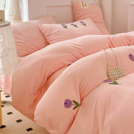 91家纺网 家纺一手货源 找家纺 2023新款牛奶绒毛巾绣四件套 郁金香-粉