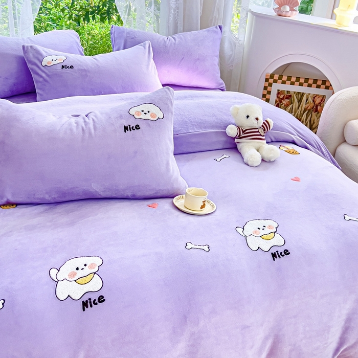 91家纺网 家纺一手货源 找家纺 米瑞娜 2024新款纯色毛巾绣牛奶绒四件套 皮皮狗-紫