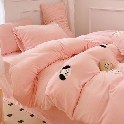 91家纺网 家纺一手货源 找家纺  2023新款牛奶绒毛巾绣四件套 帕恰狗狗-粉