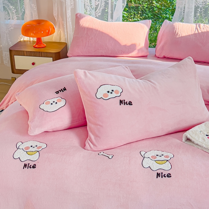 91家纺网 家纺一手货源 找家纺 米瑞娜 2024新款纯色毛巾绣牛奶绒四件套 皮皮狗-粉