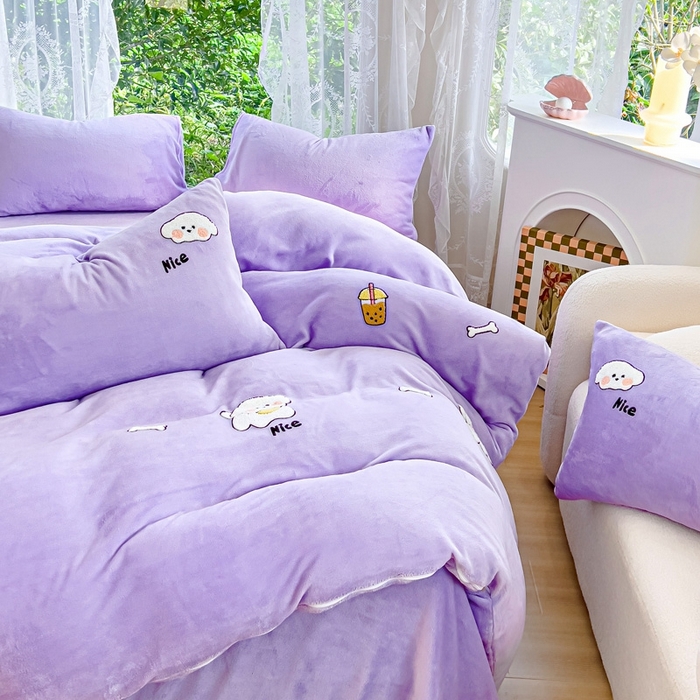 91家纺网 家纺一手货源 找家纺 米瑞娜 2024新款纯色毛巾绣牛奶绒四件套 皮皮狗-紫