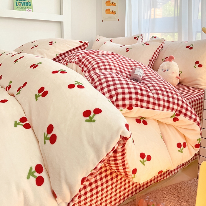 91家纺网 家纺一手货源 找家纺 桃子 2023新款ins小清新韩系可爱卡通奶油兔子加厚牛奶绒系列四件套详情第三批 绒-红格樱桃