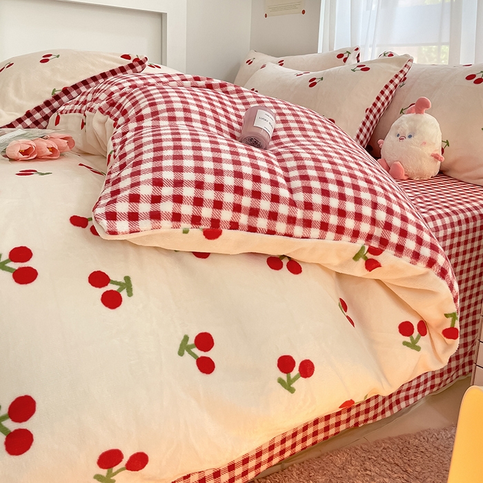 91家纺网 家纺一手货源 找家纺 桃子 2023新款ins小清新韩系可爱卡通奶油兔子加厚牛奶绒系列四件套详情第三批 绒-红格樱桃