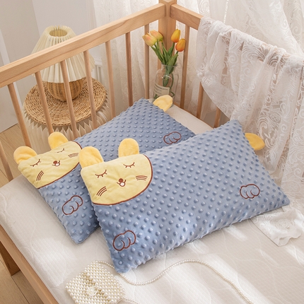 91家纺网 家纺一手货源 找家纺 织布人 2023新款枕芯幼儿园儿童学生枕猫咪刺绣豆豆绒安抚枕枕套+枕芯 豆豆猫咪枕-灰色