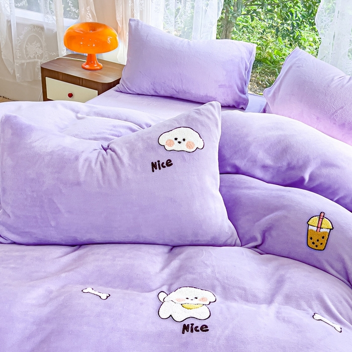 91家纺网 家纺一手货源 找家纺 米瑞娜 2024新款纯色毛巾绣牛奶绒四件套 皮皮狗-紫