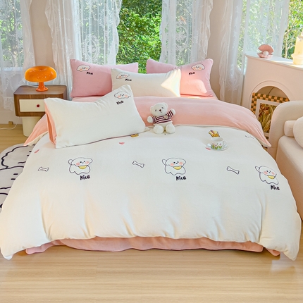 91家纺网 家纺一手货源 找家纺 米瑞娜 2024新款纯色毛巾绣牛奶绒四件套 皮皮狗-奶白拼粉玉