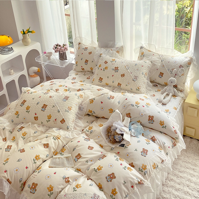 91家纺网 家纺一手货源 找家纺 罗艺轩家纺2024新款全棉蕾丝夹棉床裙忆江南系列-四件套 忆江南~安妮小熊