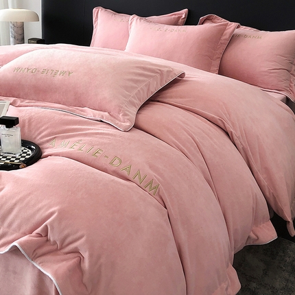 91家纺网 家纺一手货源 找家纺 禧澜庭2024新款A类婴儿绒宝宝绒纯色刺绣牛奶绒法莱绒法兰绒四件套-艾米丽初恋粉