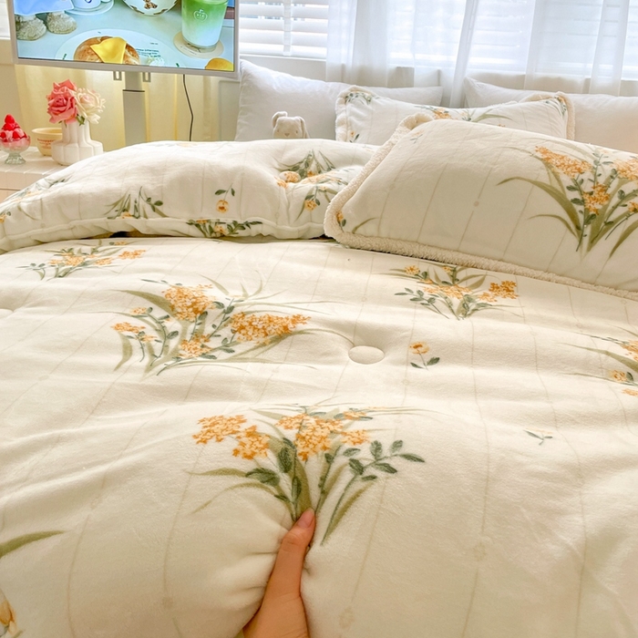 91家纺网 家纺一手货源 找家纺 大彩家居 2023新款高克重牛奶绒冬被四件套 迷迭香