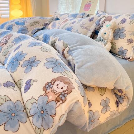 91家纺网 家纺一手货源 找家纺 柒月家居 2023新款小清新法莱绒四件套 蓝花女孩