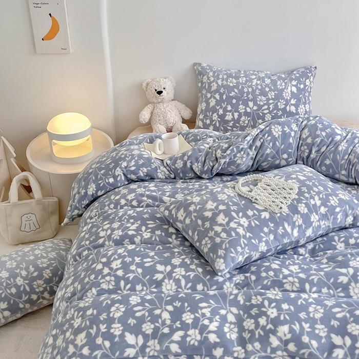 91家纺网 家纺一手货源 找家纺 潘朵拉 2023新款秋冬ins韩系牛奶绒印花四件套 蓝霖