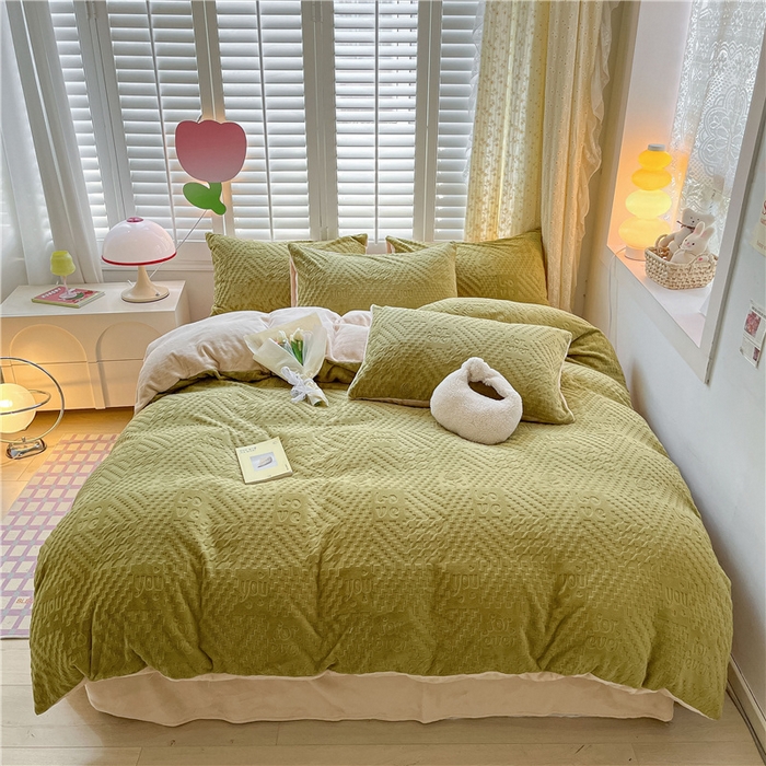 91家纺网 家纺一手货源 找家纺 古吉梦 2023新款雕花绒四件套-简爱 青叶绿+香槟色