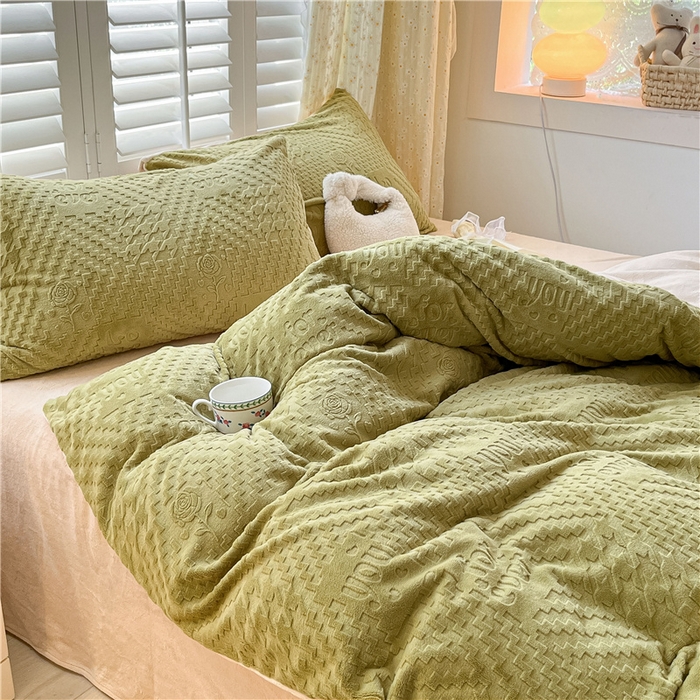 91家纺网 家纺一手货源 找家纺 古吉梦 2023新款雕花绒四件套-简爱 青叶绿+香槟色