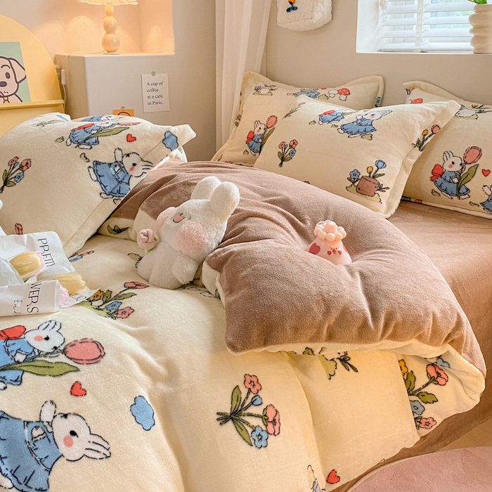 91家纺网 家纺一手货源 找家纺 沐慕 2024新款牛奶绒加厚保暖卡通印花四件套 花丛兔兔