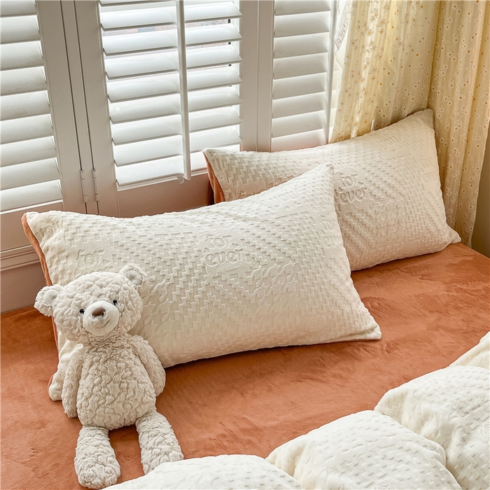 91家纺网 家纺一手货源 找家纺 古吉梦 2023新款雕花绒四件套-简爱 奶昔白+亚麻驼