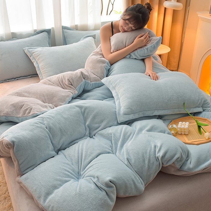 91家纺网 家纺一手货源 找家纺 简爱2025新款纯色双拼牛奶绒四件套被套（跑量款）直播 天蓝灰