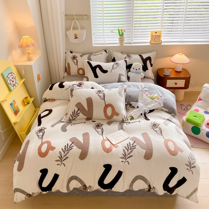 91家纺网 家纺一手货源 找家纺 沐慕 2024新款牛奶绒加厚保暖卡通印花四件套 简约字母