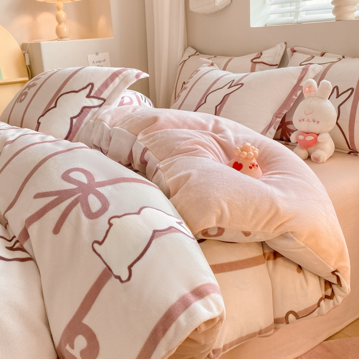 91家纺网 家纺一手货源 找家纺 沐慕 2024新款牛奶绒加厚保暖卡通印花四件套 条纹小兔