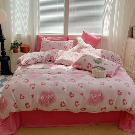 91家纺网 家纺一手货源 找家纺 三朵家纺 2023年牛奶绒小清新系列四件套 粉红豹