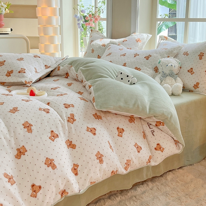 91家纺网 家纺一手货源 找家纺 妖妖家纺 2023新款牛奶绒四件套 呆萌熊