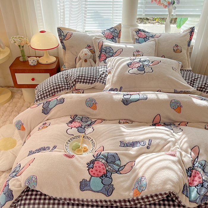 91家纺网 家纺一手货源 找家纺 妖妖家纺 2023新款妖妖雪花绒单品三四件套 活泼史迪仔