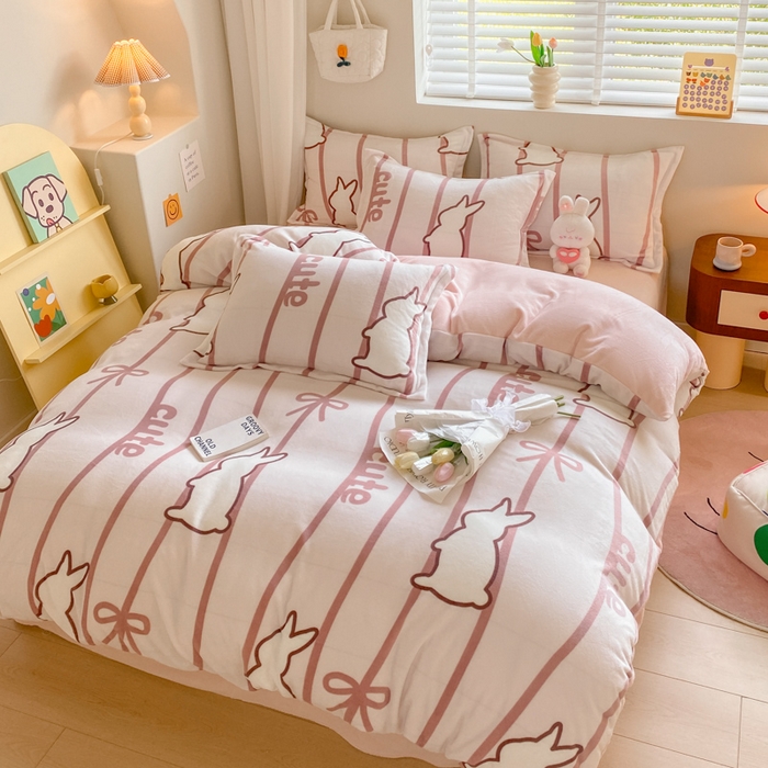 91家纺网 家纺一手货源 找家纺 沐慕 2024新款牛奶绒加厚保暖卡通印花四件套 条纹小兔