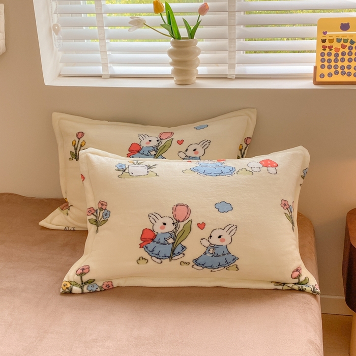 91家纺网 家纺一手货源 找家纺 沐慕 2024新款牛奶绒加厚保暖卡通印花四件套 花丛兔兔