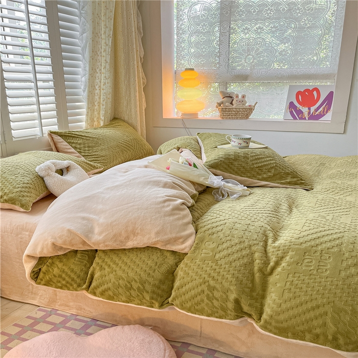 91家纺网 家纺一手货源 找家纺 古吉梦 2023新款雕花绒四件套-简爱 青叶绿+香槟色