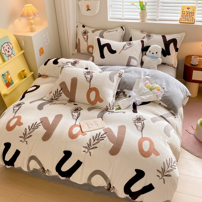 91家纺网 家纺一手货源 找家纺 沐慕 2024新款牛奶绒加厚保暖卡通印花四件套 简约字母