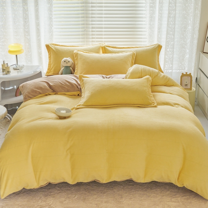 91家纺网 家纺一手货源 找家纺 慕晨纯色牛奶绒法莱绒拼色三四件套单被套 奶黄+奶咖