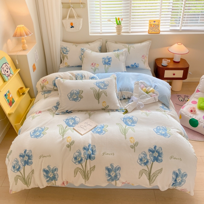 91家纺网 家纺一手货源 找家纺 沐慕 2024新款牛奶绒加厚保暖卡通印花四件套 蓝色花海