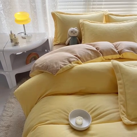 91家纺网 家纺一手货源 找家纺 慕晨纯色牛奶绒法莱绒拼色三四件套单被套 奶黄+奶咖
