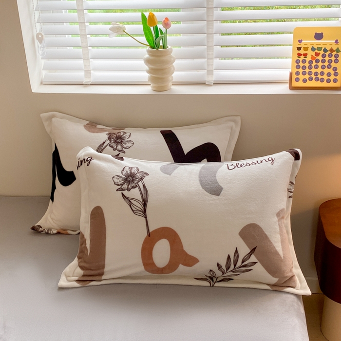 91家纺网 家纺一手货源 找家纺 沐慕 2024新款牛奶绒加厚保暖卡通印花四件套 简约字母