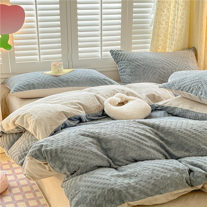 91家纺网 家纺一手货源 找家纺 古吉梦 2023新款雕花绒四件套-简爱 高级灰+香草灰