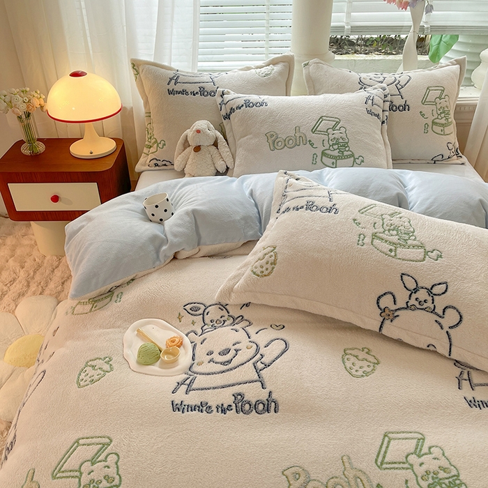 91家纺网 家纺一手货源 找家纺 妖妖家纺 2023新款妖妖雪花绒单品三四件套 开心维尼