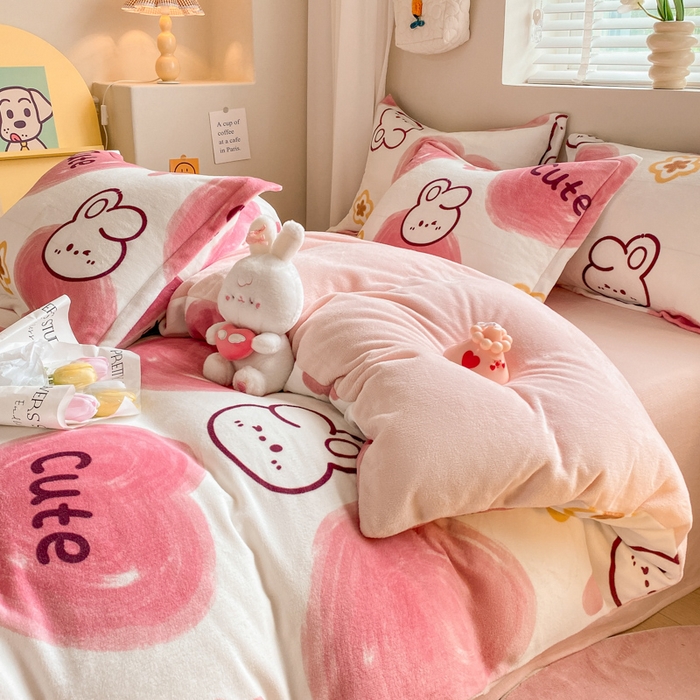 91家纺网 家纺一手货源 找家纺 沐慕 2024新款牛奶绒加厚保暖卡通印花四件套 爱心粉兔