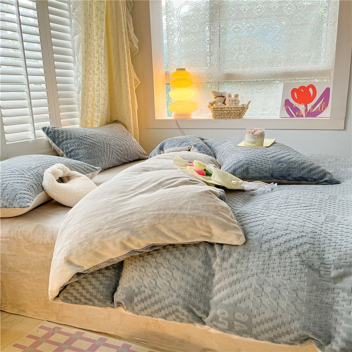 91家纺网 家纺一手货源 找家纺 古吉梦 2023新款雕花绒四件套-简爱 高级灰+香草灰