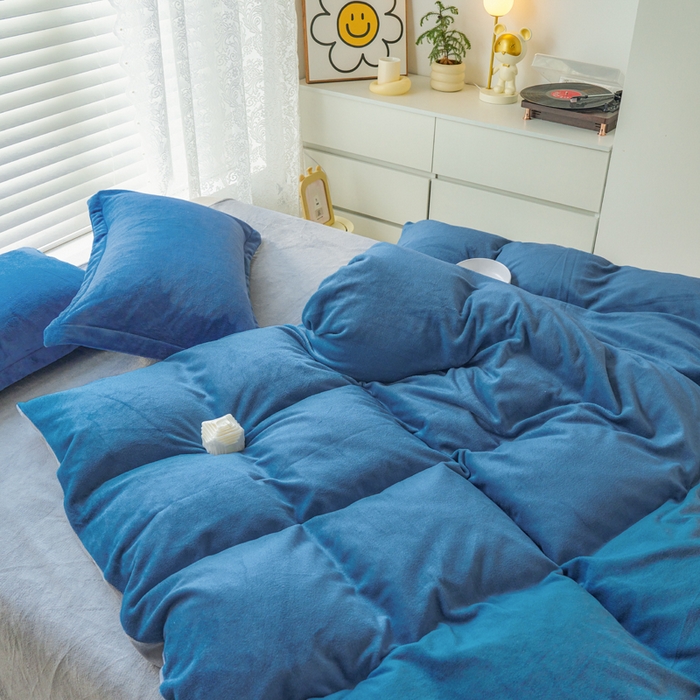 91家纺网 家纺一手货源 找家纺 慕晨纯色牛奶绒法莱绒拼色三四件套单被套 宾利蓝+浅灰